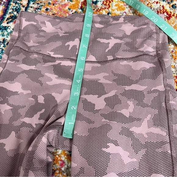 Athleta Ultimate Stash Pocket Texture Camo Capri - Picture 14 of 16